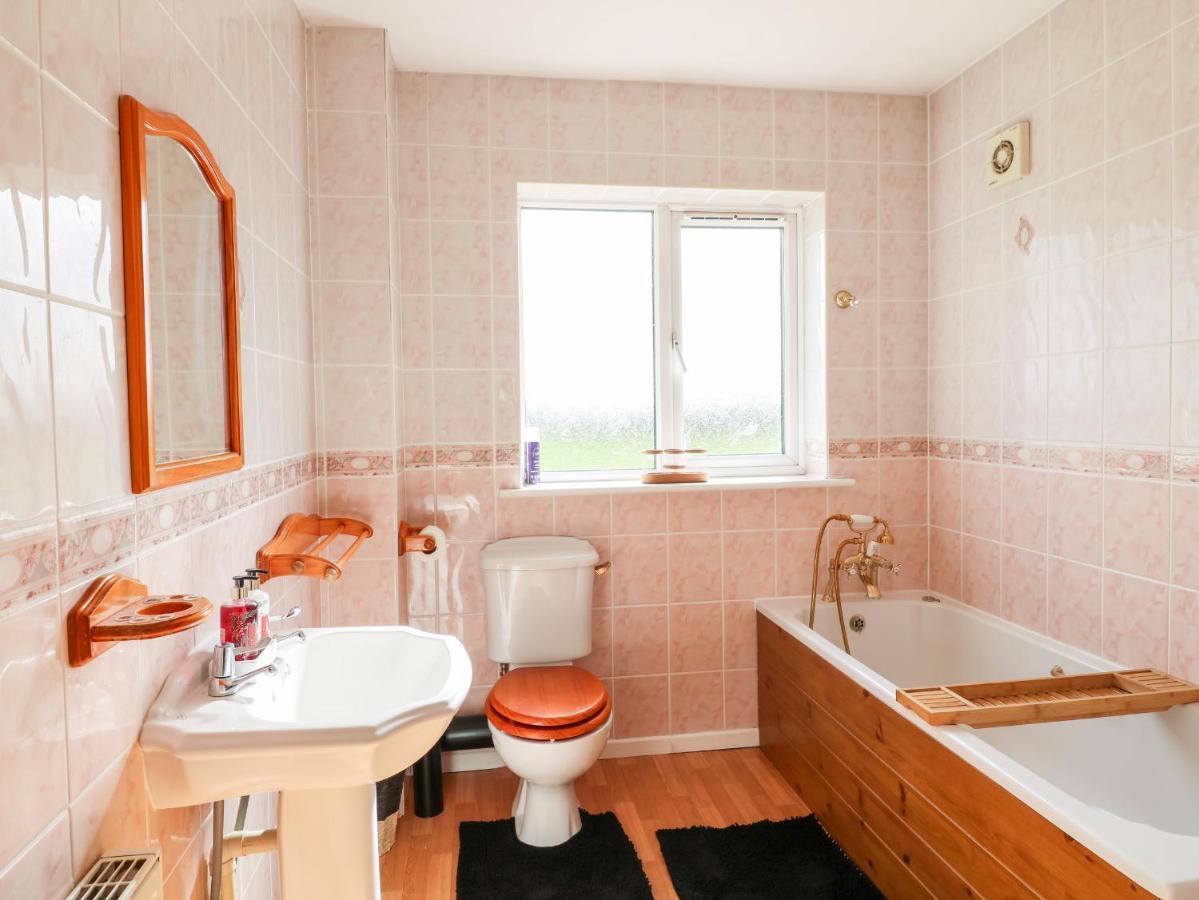Tixall Manor Farm สแตฟฟอร์ด ภายนอก รูปภาพ